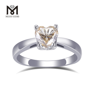 Anillo de compromiso en forma de corazón de diamante de laboratorio de champán de oro de 18 quilates